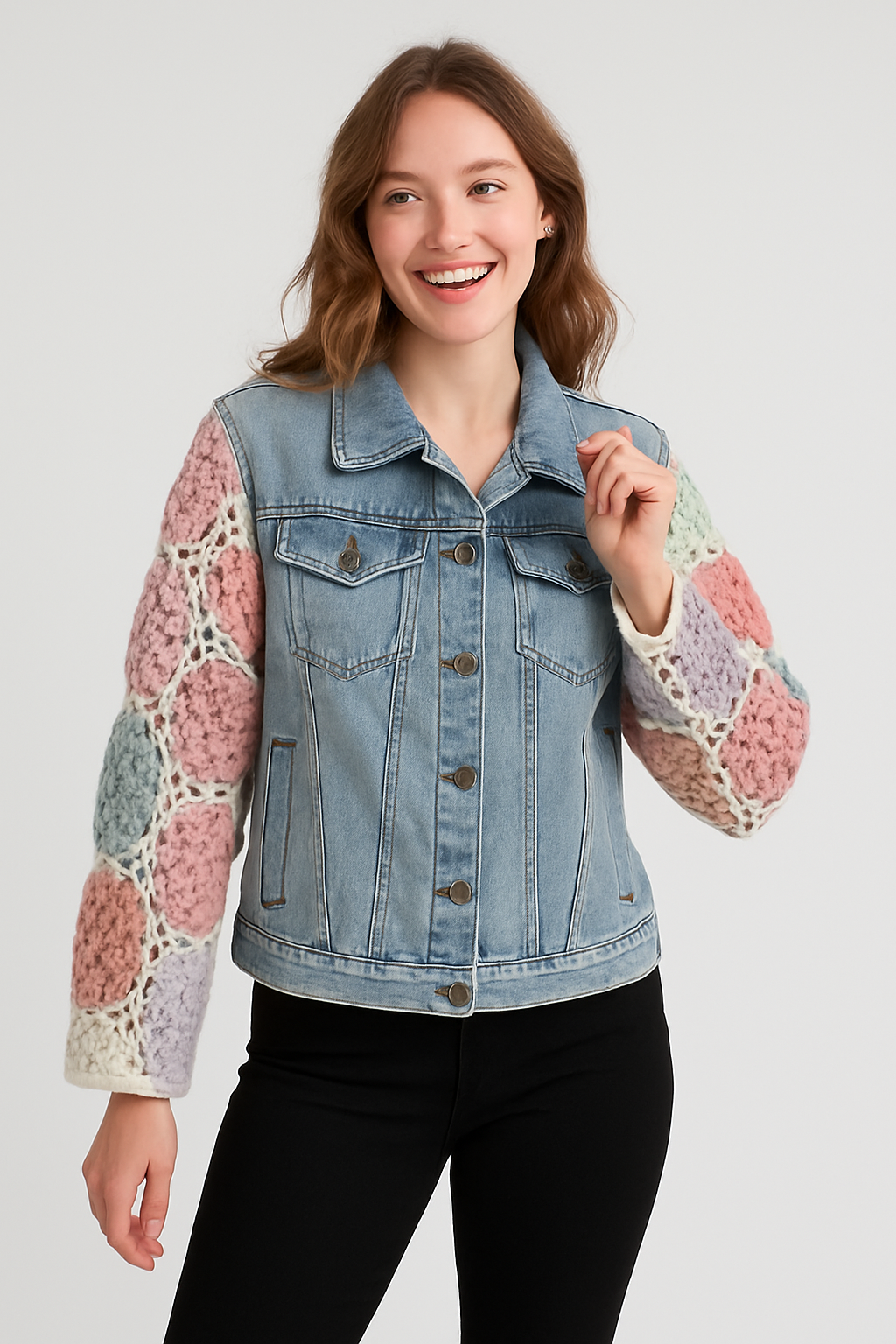 Vrouwelijk model met boho jeansjasje en gehaakte mouwen in pastelkleuren β handgemaakt design van Menikleding.nl
