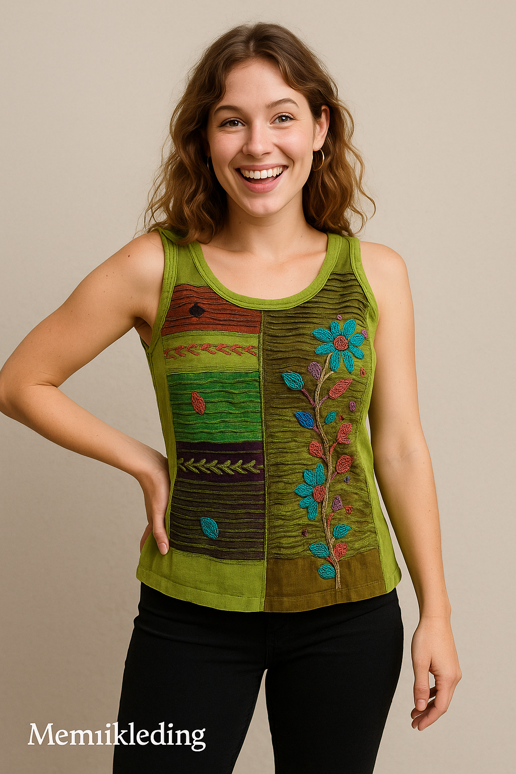 Vrouwelijk model met groene boho stretch top met patchwork en geborduurde bloemen – handgemaakt in Nepal – maat S/M – Menikleding.nl