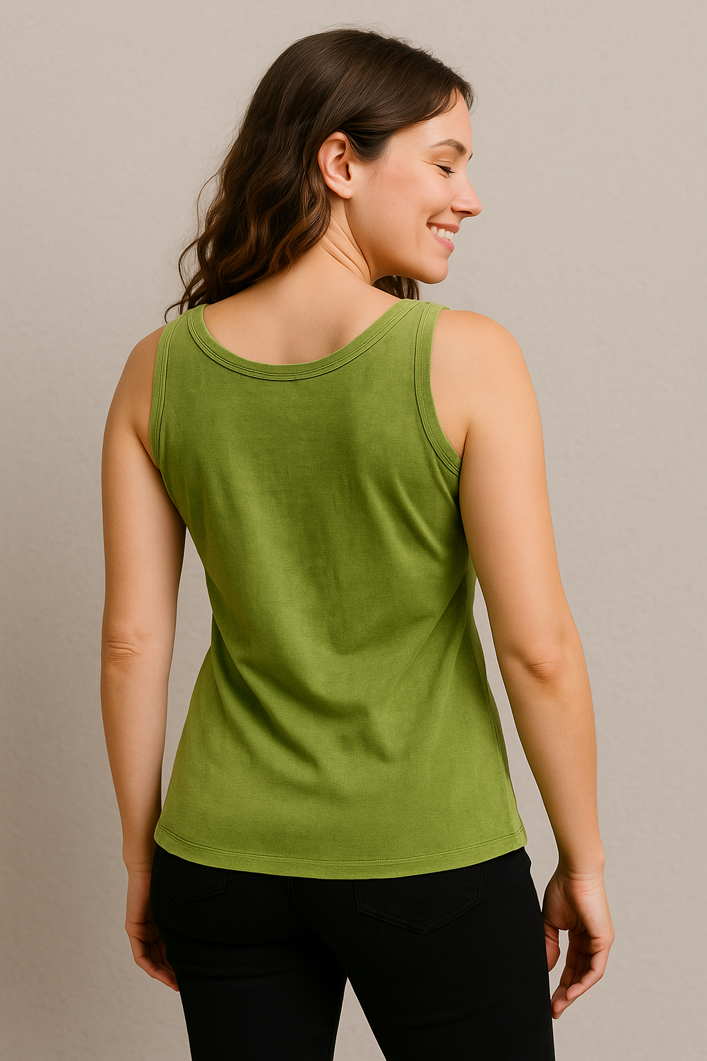 Achterzijde van groene boho stretch top van rekbare katoen met patchwork design – handgemaakt in Nepal – maat L/XL – Menikleding.nl