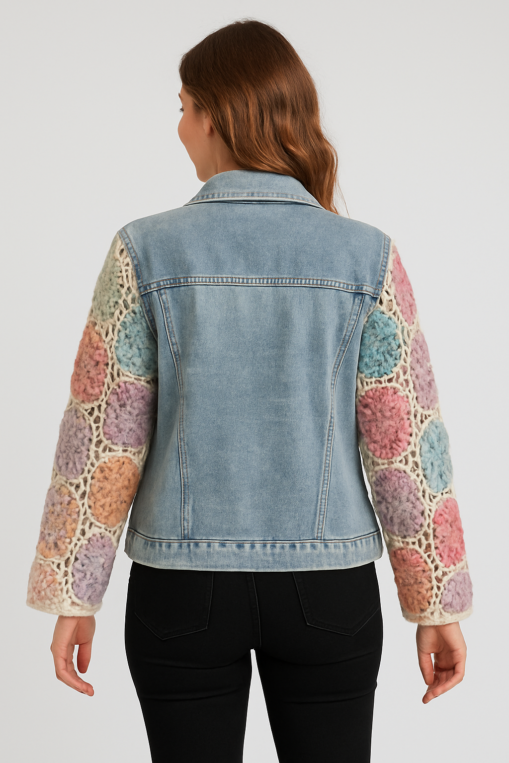 Achterzijde van boho jeansjasje met pastel gehaakte mouwen β denim en haakwerk gecombineerd β Menikleding.nl