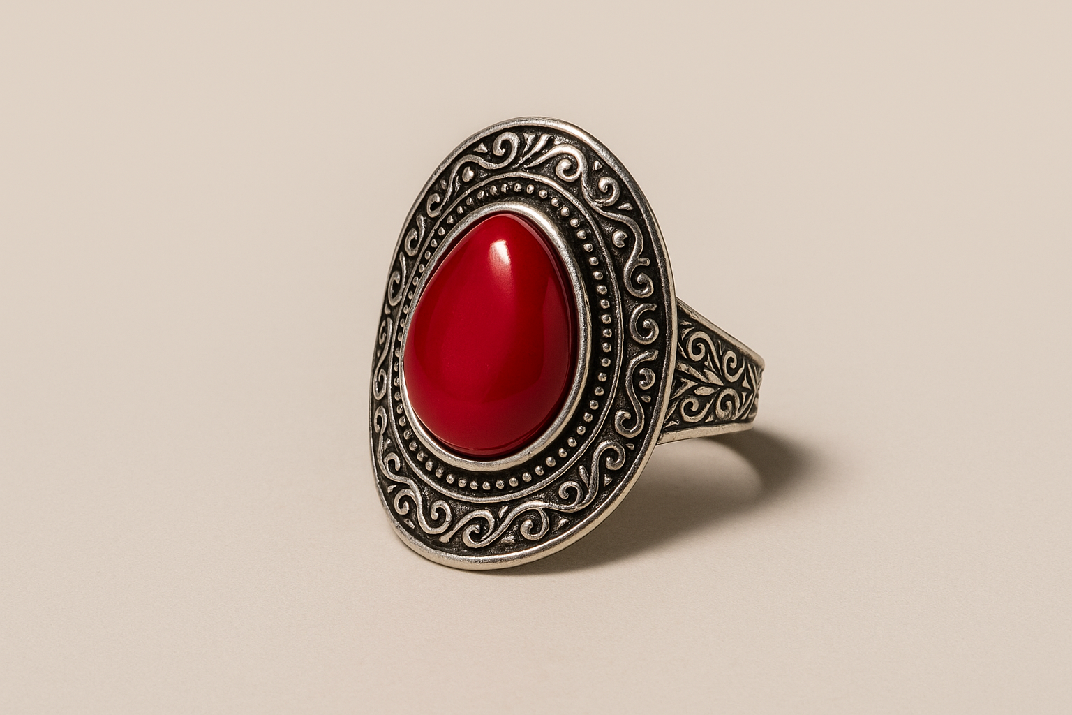 Bohemian Ring met Rode Druppelvormige Steen – Vintage Zilverkleurig Design | Menikleding