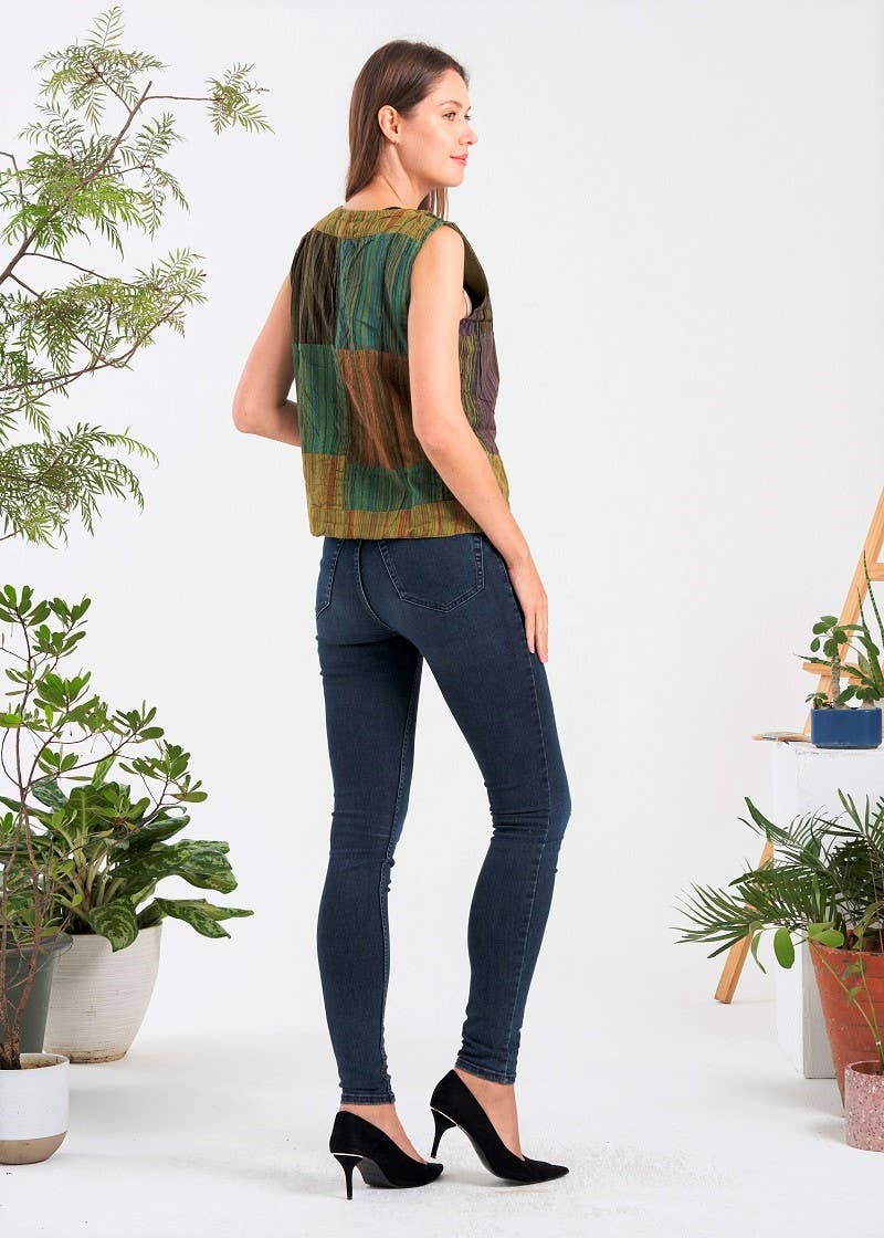 Achterzijde van groen-bruin handgemaakt patchwork hesje, duurzame Nepalese ambacht – Menikleding.