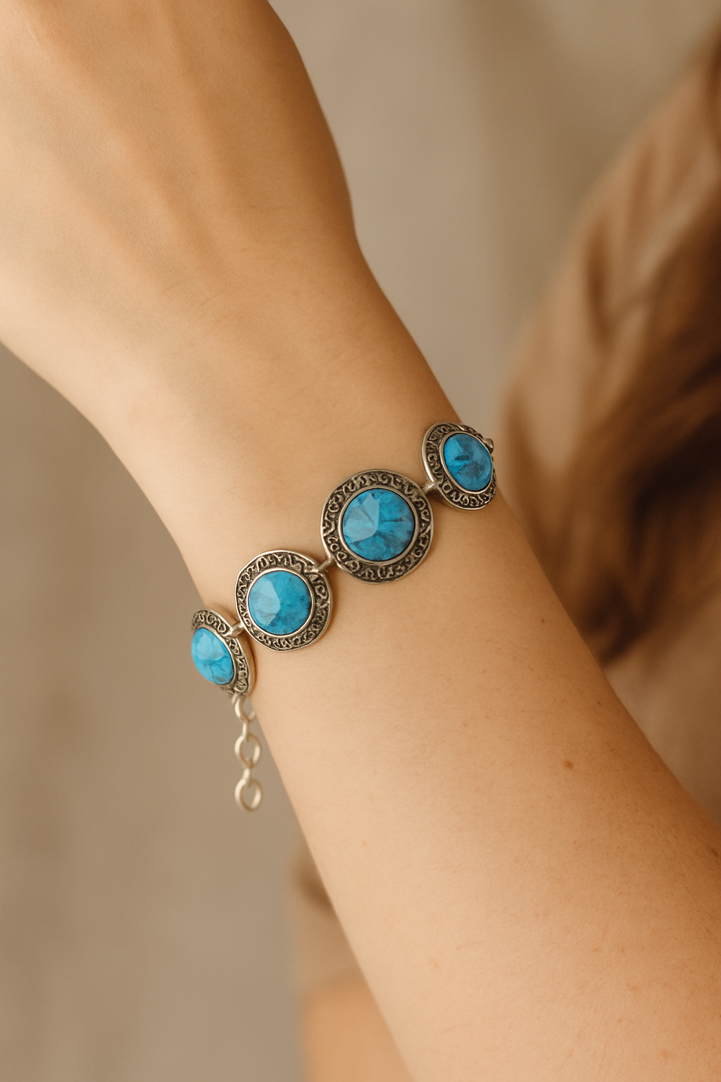 Boho armband met grote blauwe stenen en zilverkleurige details om de pols – handgemaakt sieraad