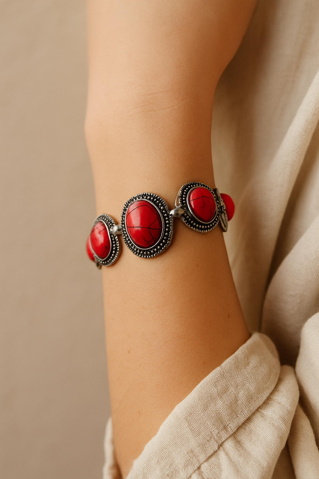 Rode boho armband met zilverkleurige afwerking – handgemaakt bohemian polssieraad