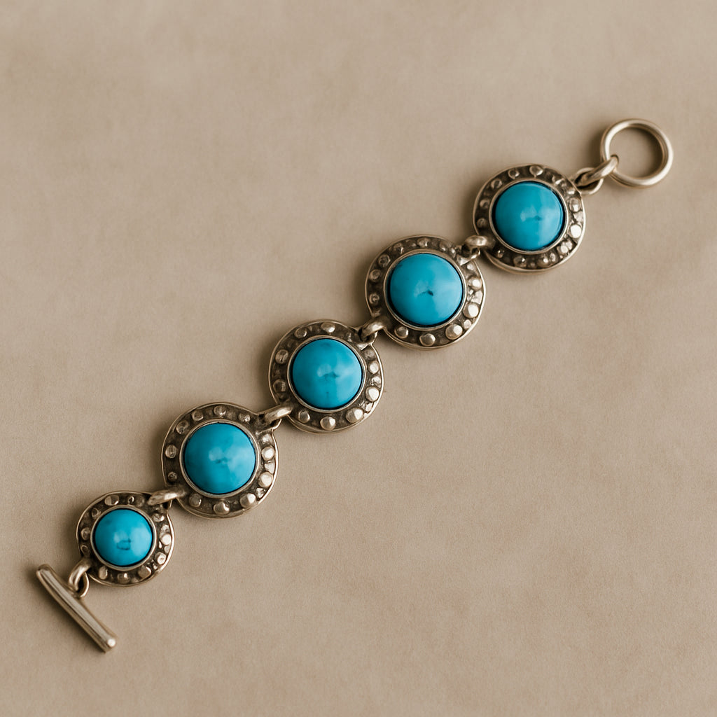 Boho armband met turkoois cabochonstenen en zilverkleurige details – handgemaakt bohemian sieraad