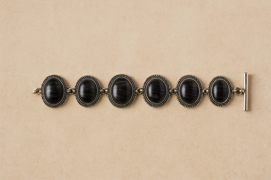 Boho armband met zwarte cabochonstenen en zilverkleurige details – handgemaakt bohemian sieraad