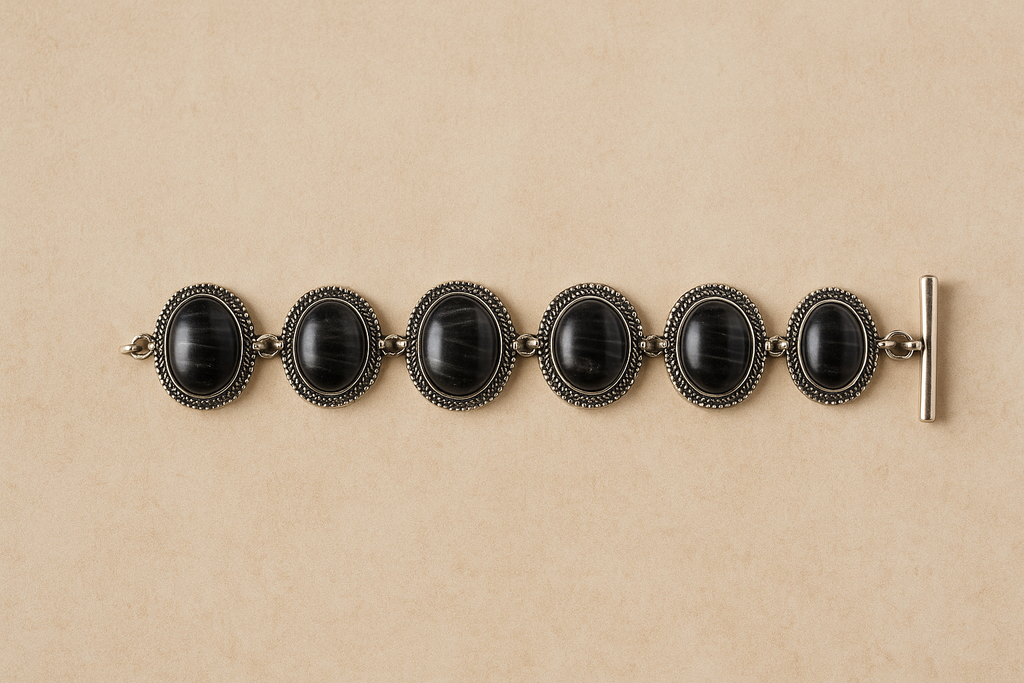 Boho armband met zwarte cabochonstenen en zilverkleurige details – handgemaakt bohemian sieraad