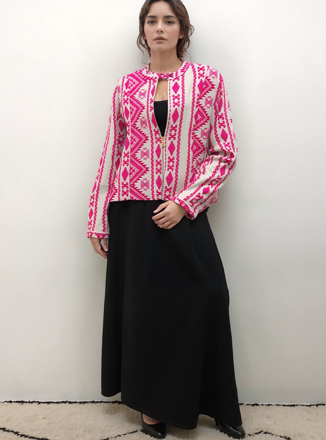 Vrouwelijk model draagt roze boho Aztec jasje met etnisch patroon.
