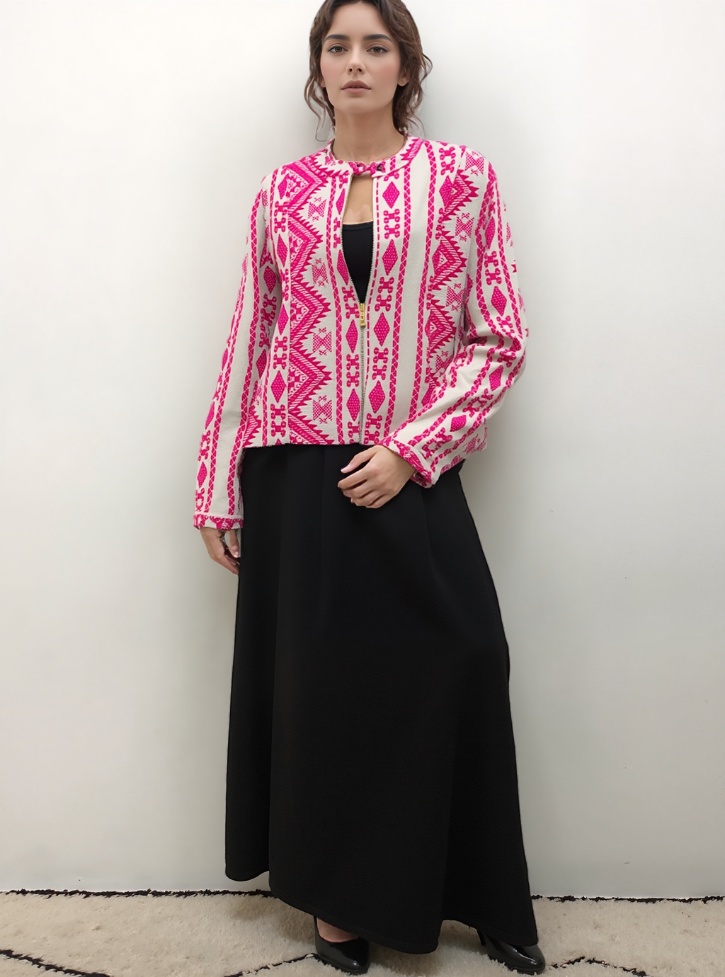 Vrouwelijk model draagt roze boho Aztec jasje met etnisch patroon.
