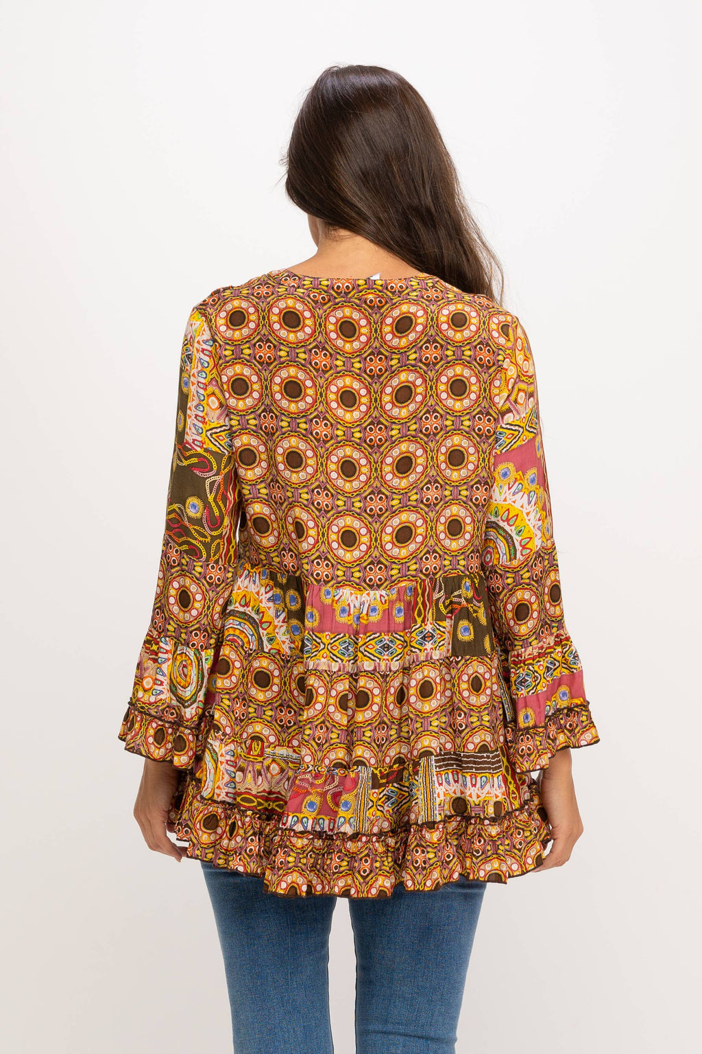 Achterkant van boho blouse met etnische print en ruches – Menikleding.