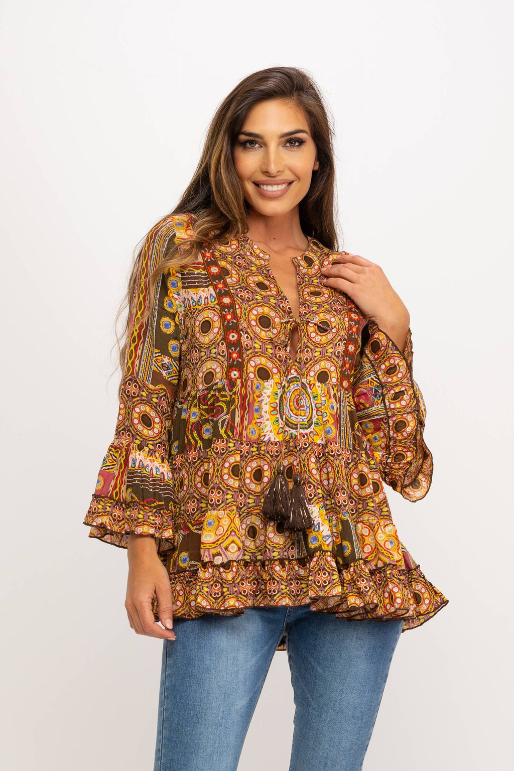 Voorzijde van bohemian blouse met etnische print, ruches en warme bruintinten