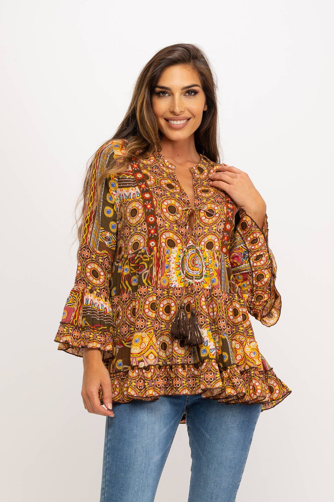 Voorzijde van bohemian blouse met etnische print, ruches en warme bruintinten