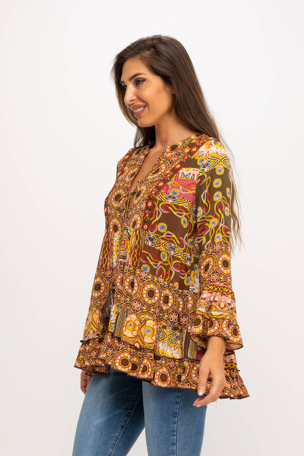Zijaanzicht van boho blouse met warme etnische print en ruches.