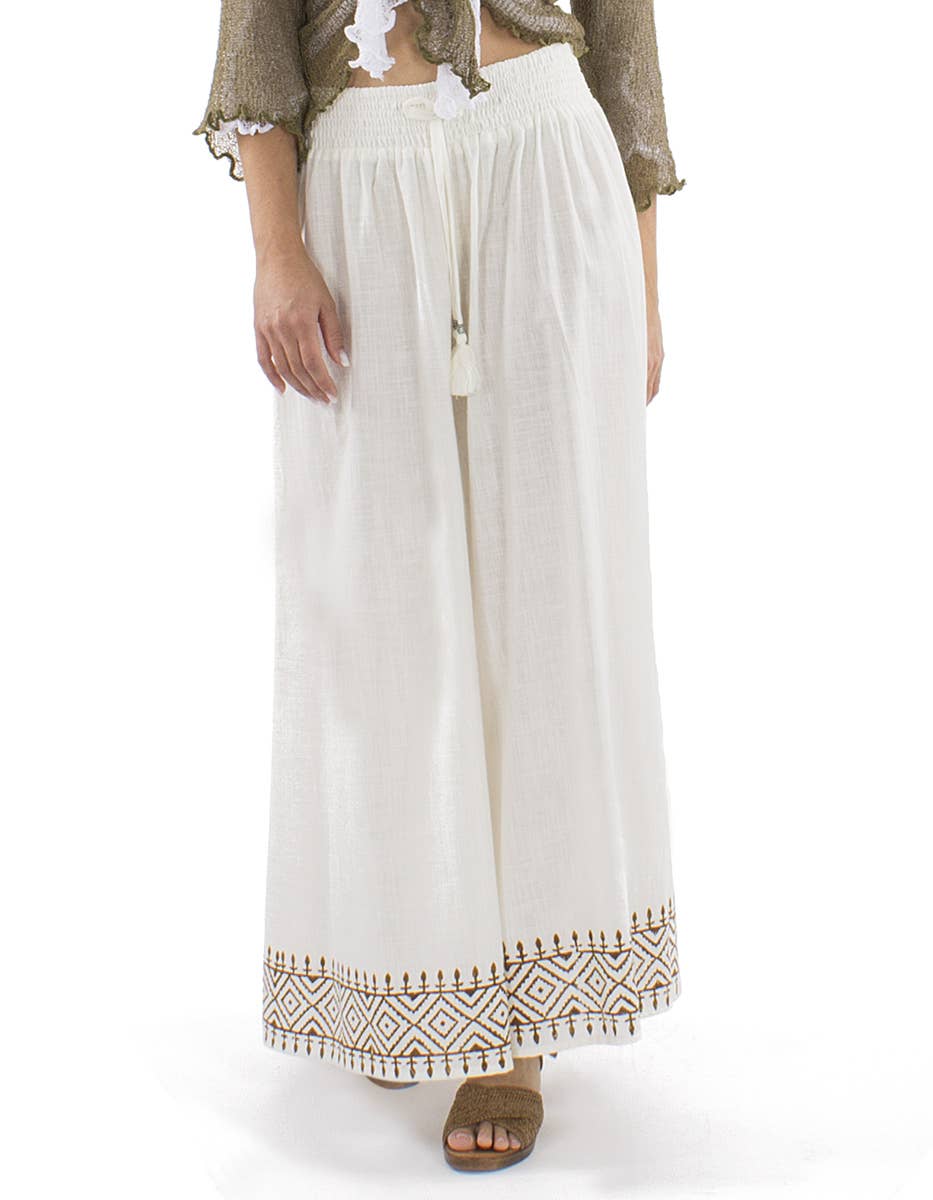 Witte boho broek met elastische taille en tribal borduursel – voorkant – Menikleding.