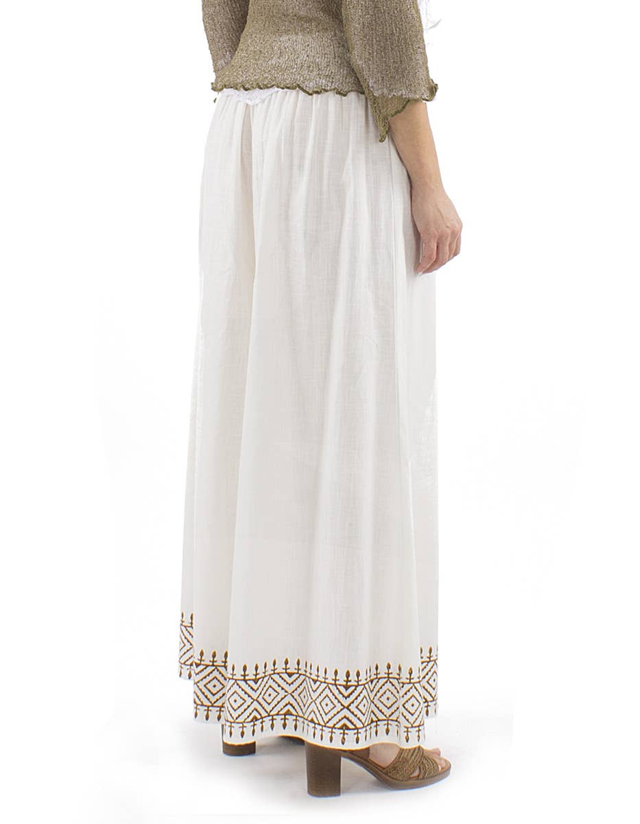 Witte boho broek met wijd model en tribal borduursel – zijaanzicht – Menikleding.
