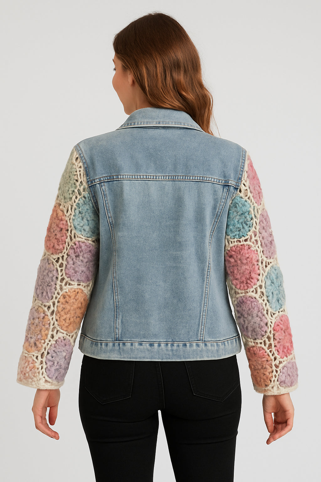 Achterkant van boho denim jasje voor dames met pastel gehaakte mouwen.