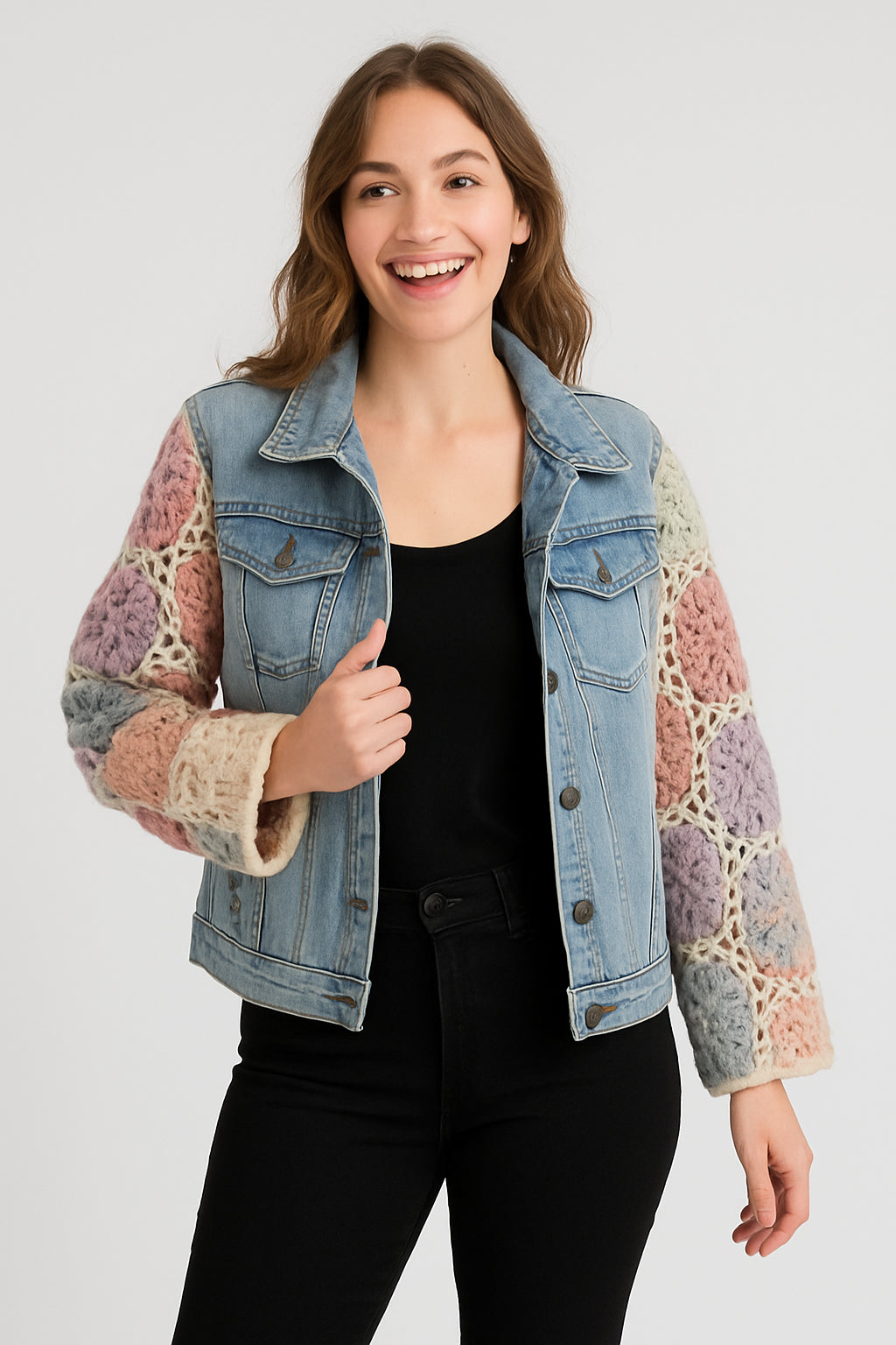 Dames boho denim jasje met kleurrijke gehaakte mouwen, gedragen door vrouwelijk model.
