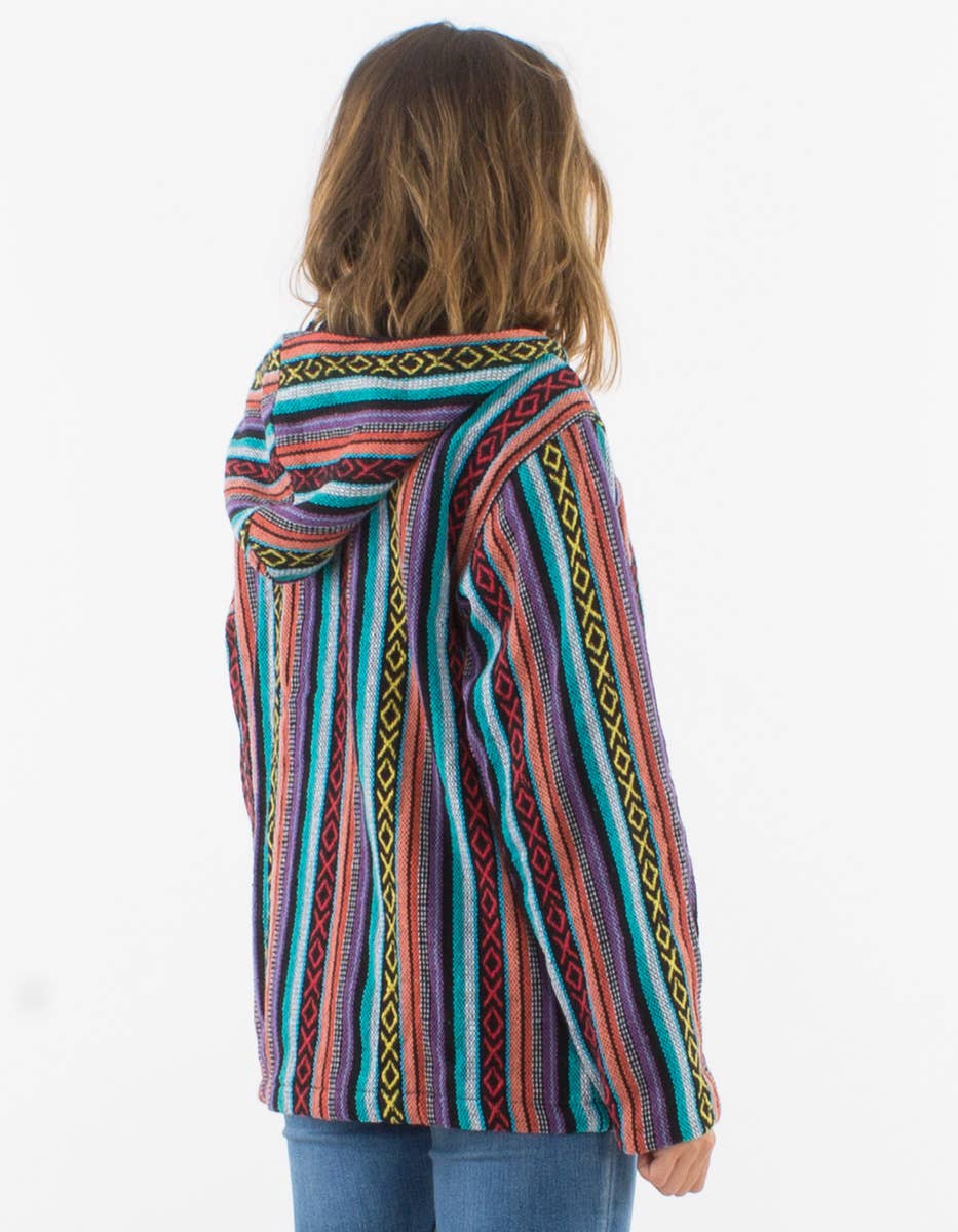 Achterkant van blauw-tint multicolor boho vest met capuchon en etnisch gestreept patroon – Menikleding.