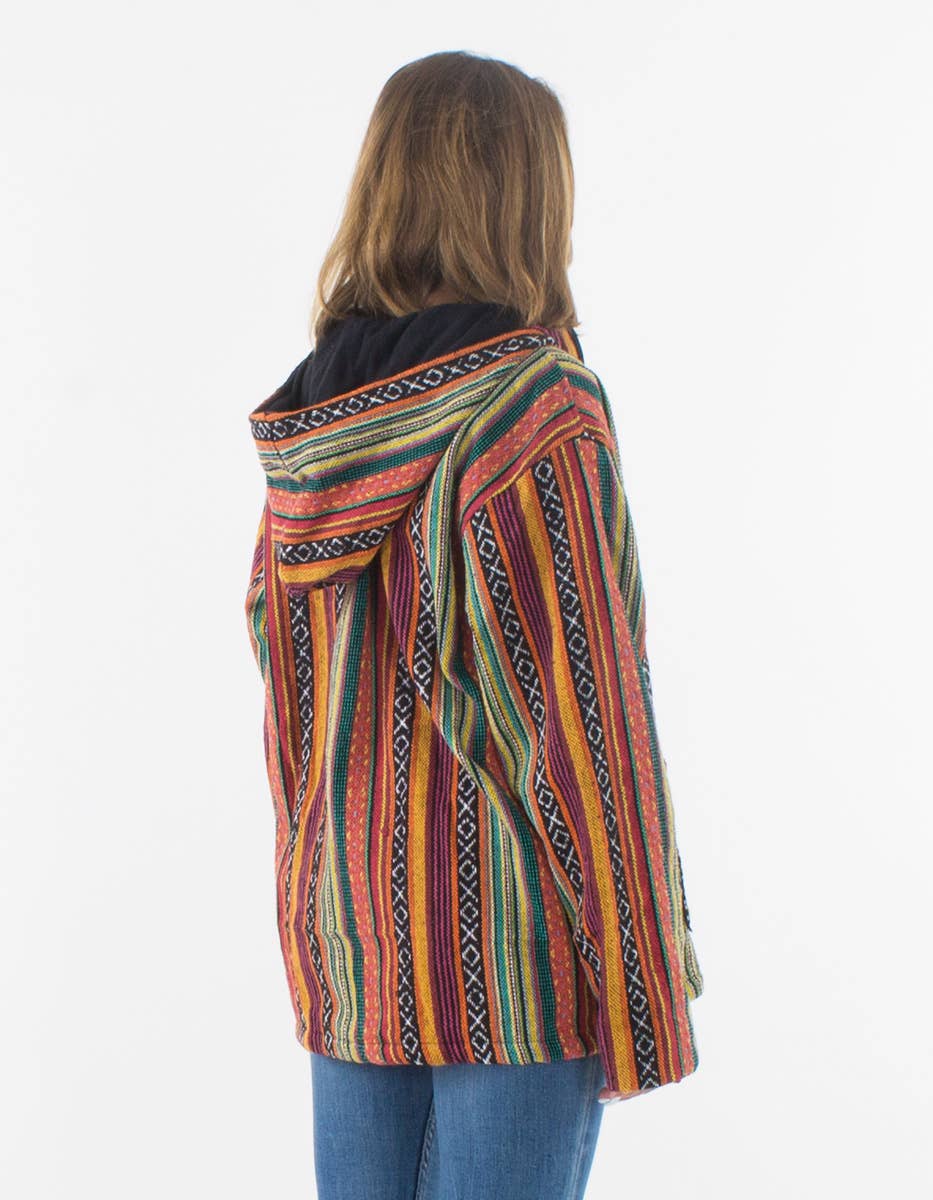 Achterkant van gestreept multicolor boho vest met capuchon – Menikleding.