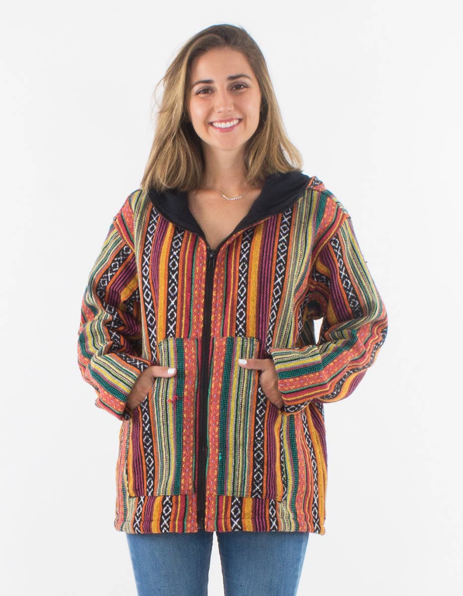 Voorkant van gestreept multicolor boho vest met capuchon – Menikleding.
