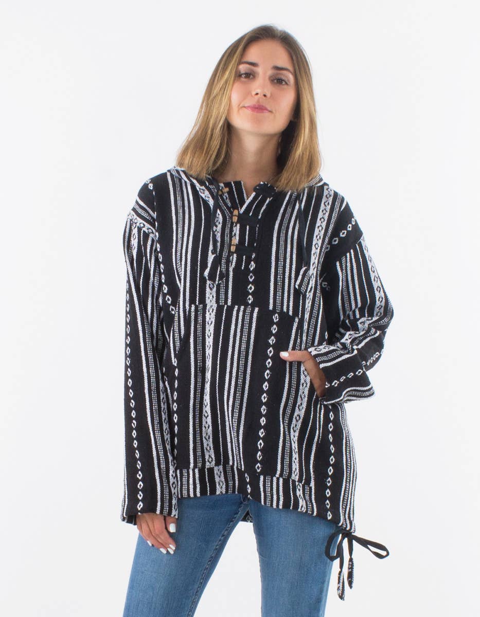 Voorkant van zwarte-witte boho hoodie met capuchon en etnisch gestreept patroon – Menikleding.