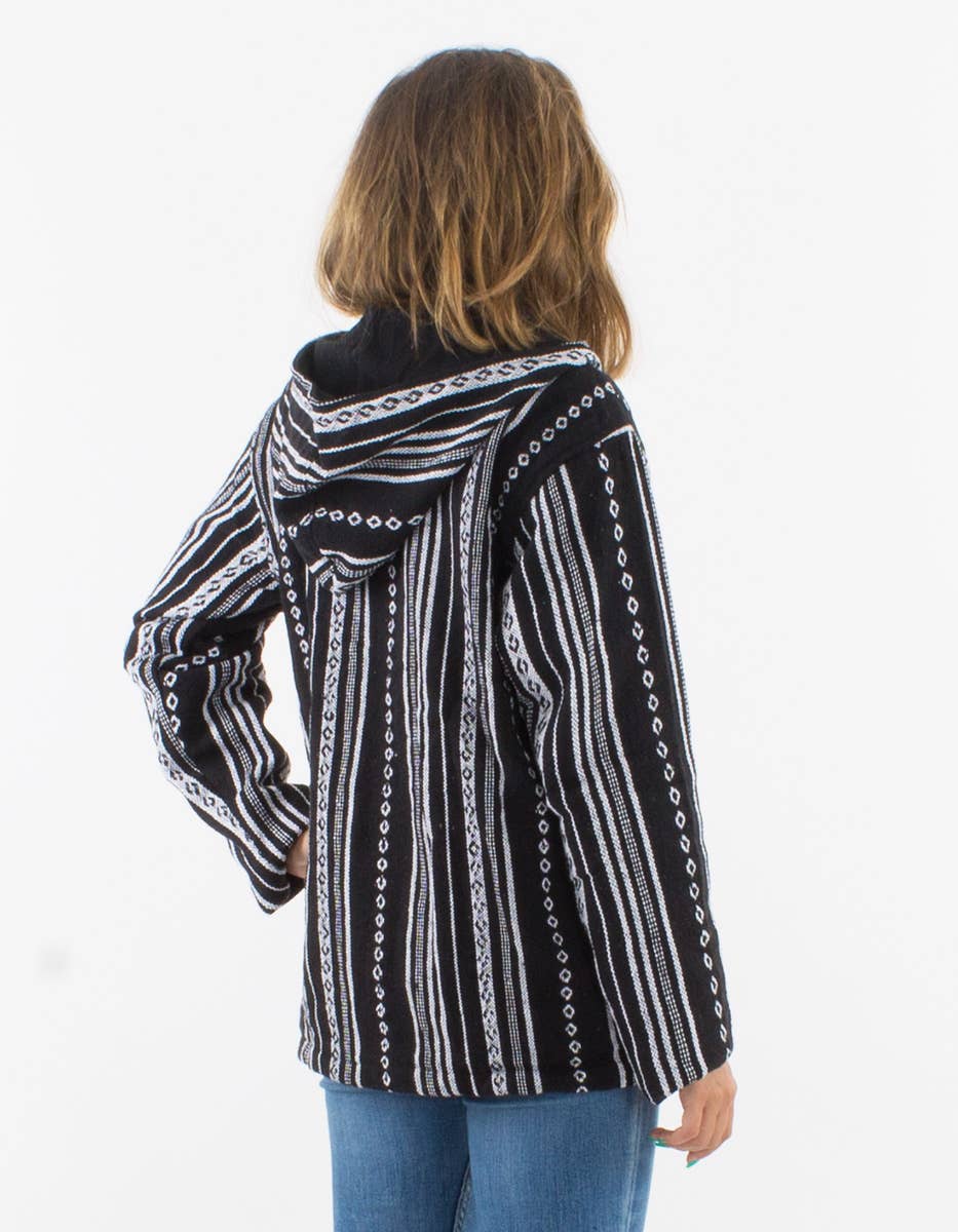 Achterkant van zwart-wit gestreepte boho hoodie met capuchon – etnisch patroon – Menikleding.