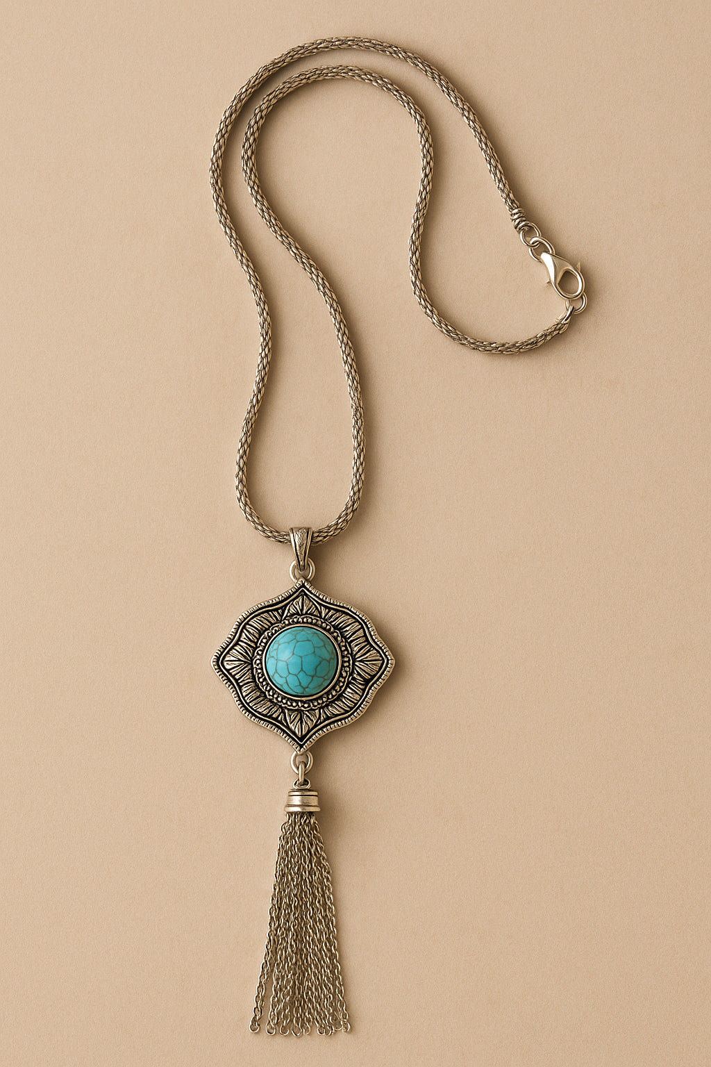 Zilverkleurige boho ketting met turquoise ronde hanger en lange franjes – handgemaakte bohemian ketting