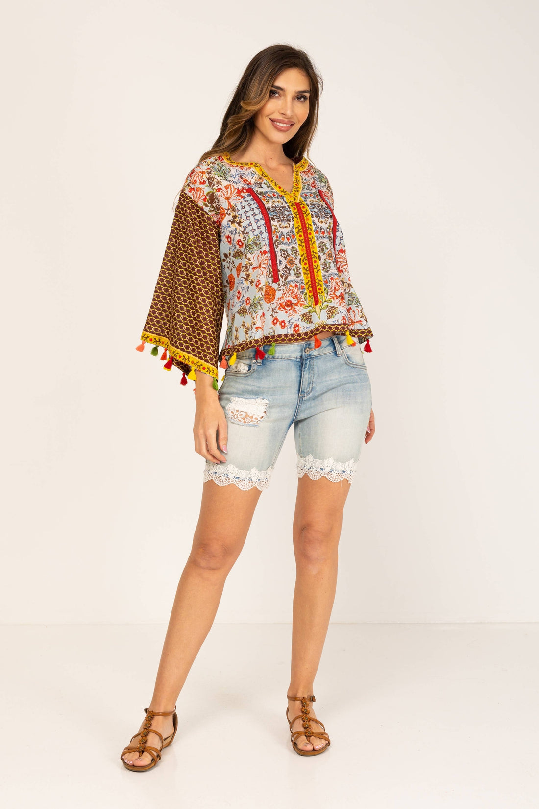 Volledige outfit met boho kimono blouse met kleurrijke print en pomponrand.