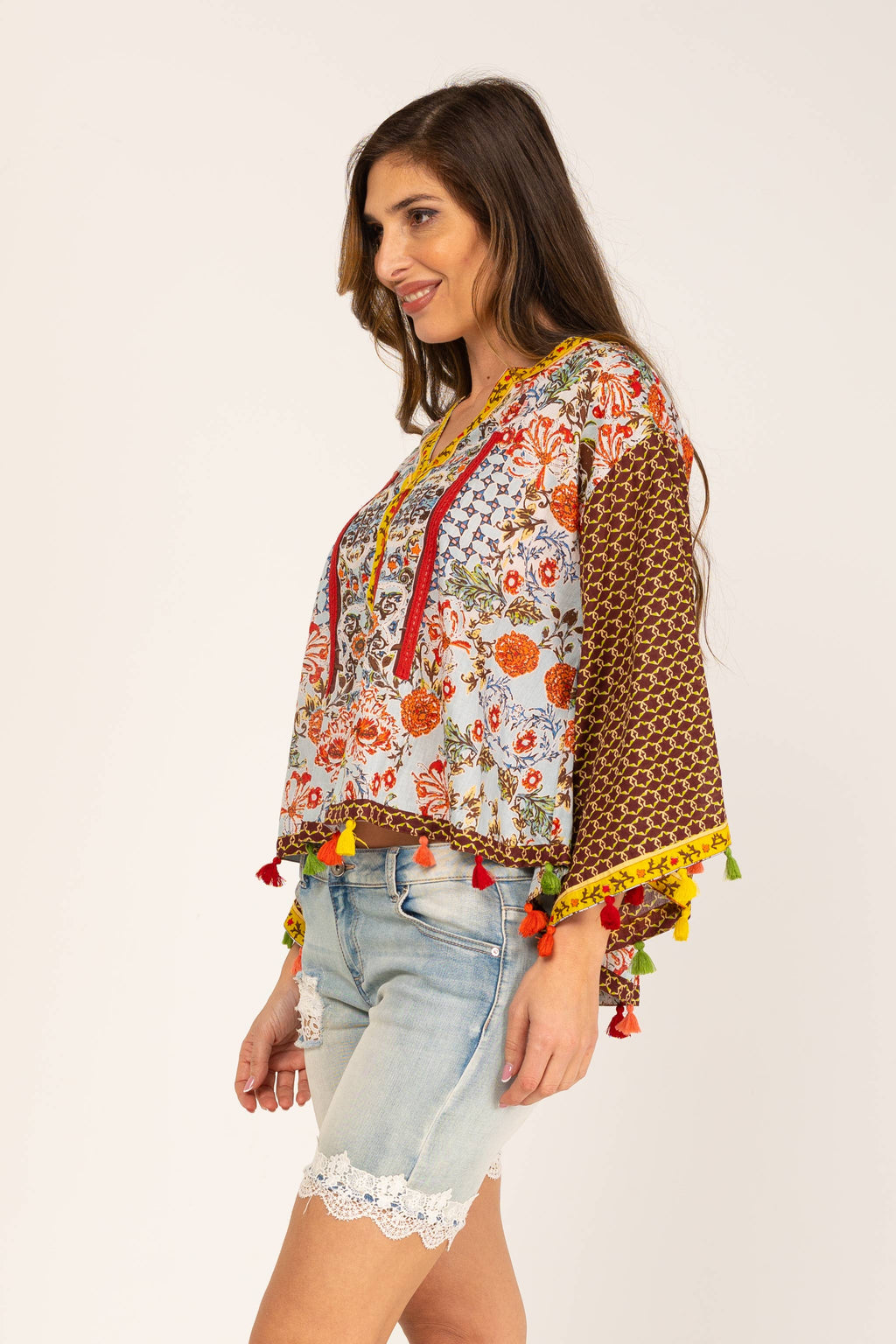 Zijaanzicht van boho kimono blouse met etnische mixprint en speelse gele franjes