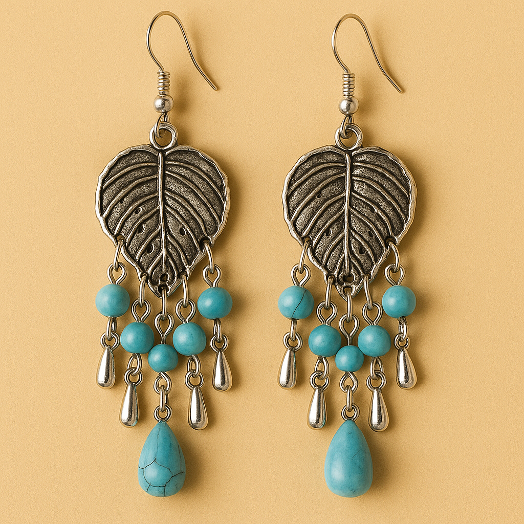 Zilverkleurige boho oorbellen met bladvorm en turquoise kralen – dangle stijl sieraden