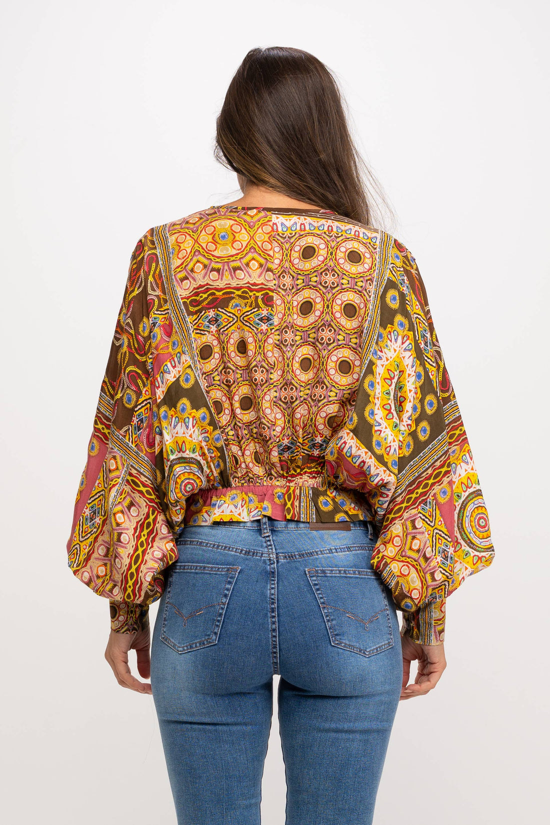 Achterkant van boho paisley blouse met elastische taille en warme etnische print.