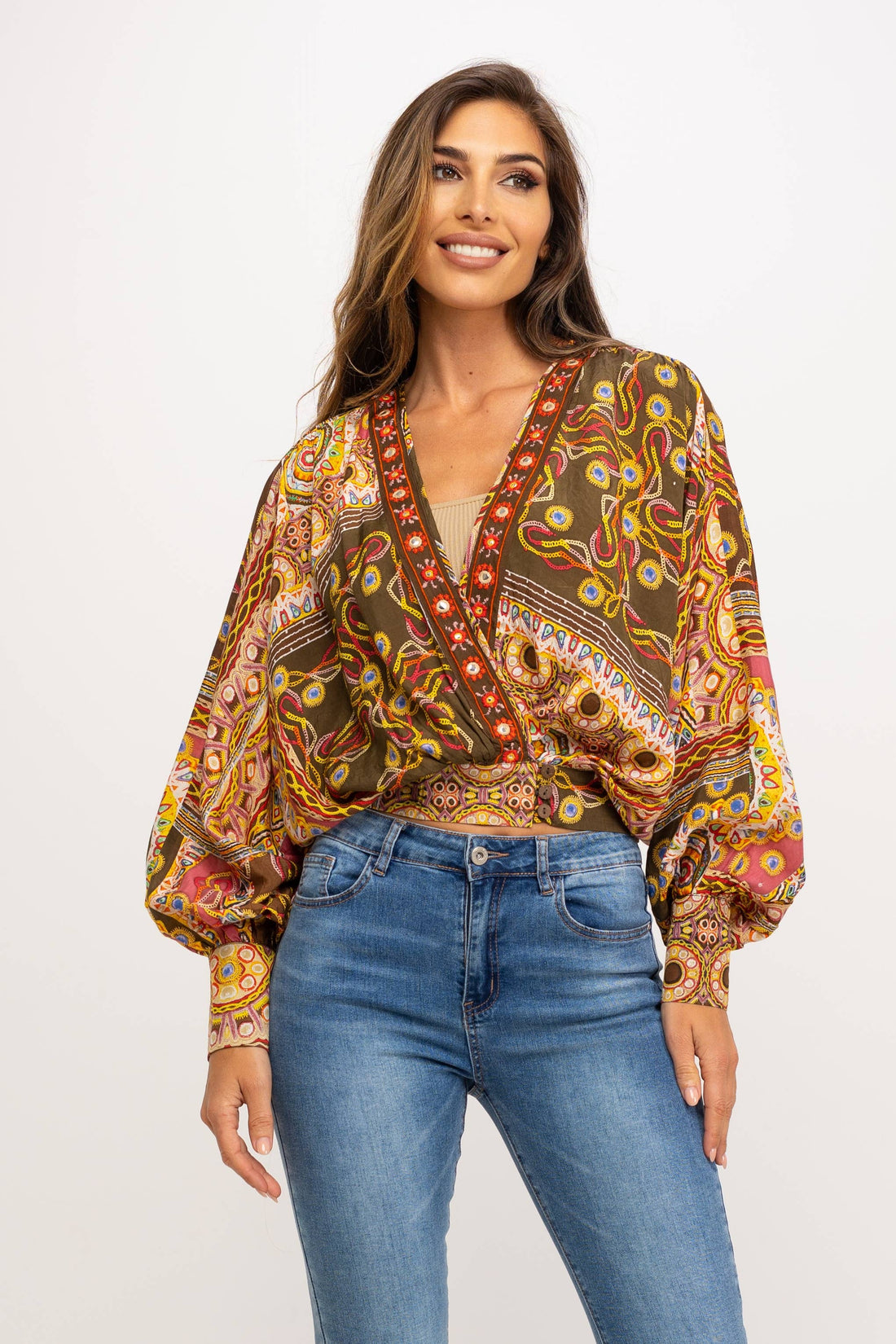 Boho paisley blouse met V-hals en ballonmouwen in warme bruin-tinten – Menikleding handmade style.
