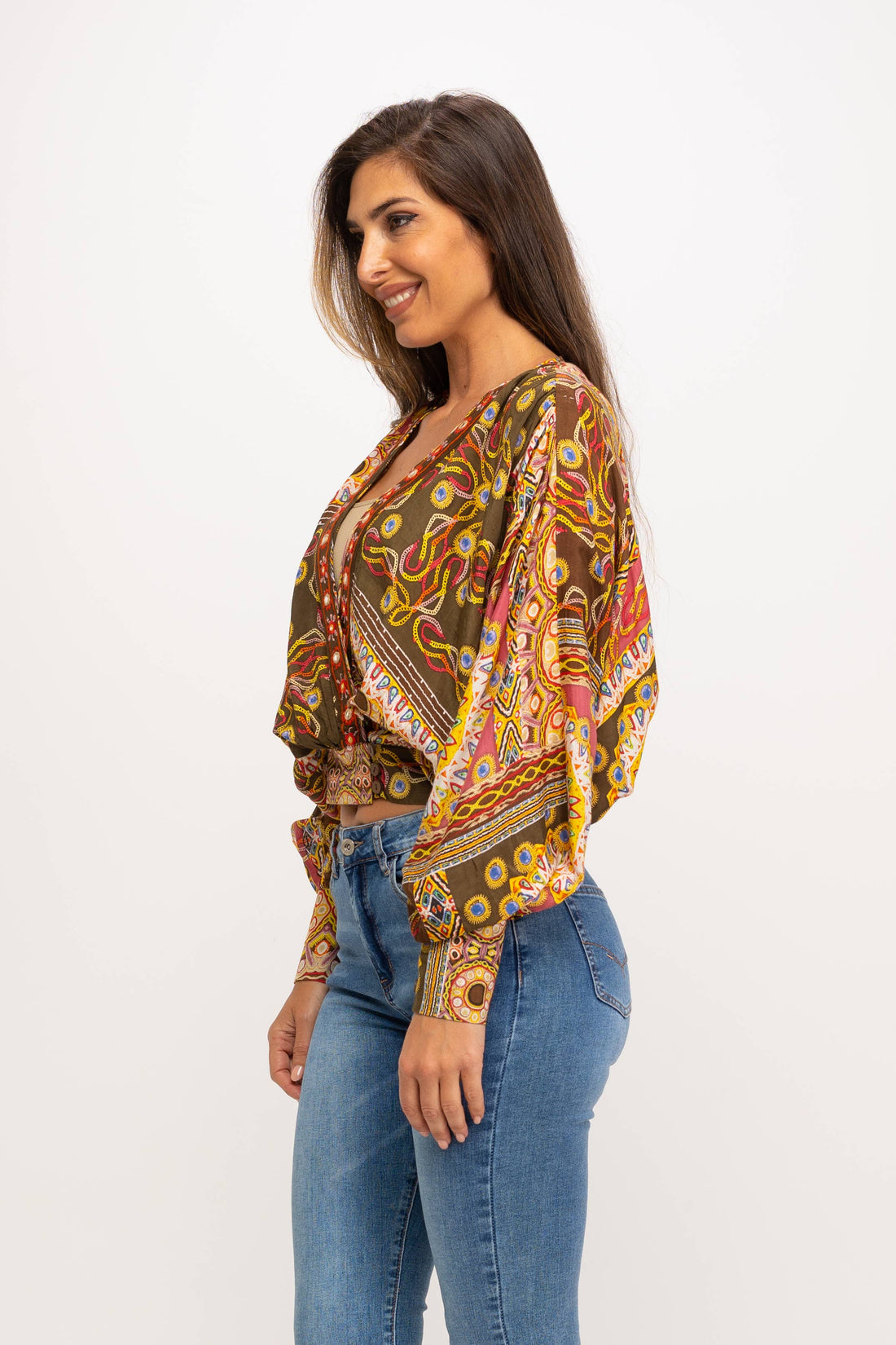 Zijaanzicht van een boho paisley blouse met wijde mouwen en vintage print in bruin en oker.