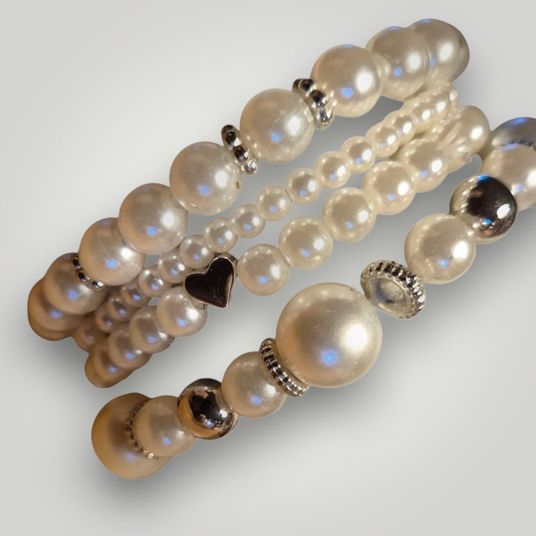 Detailfoto van boho parelarmbanden met parels en harddetail – handgemaakte bohemian armbanden | Menikleding