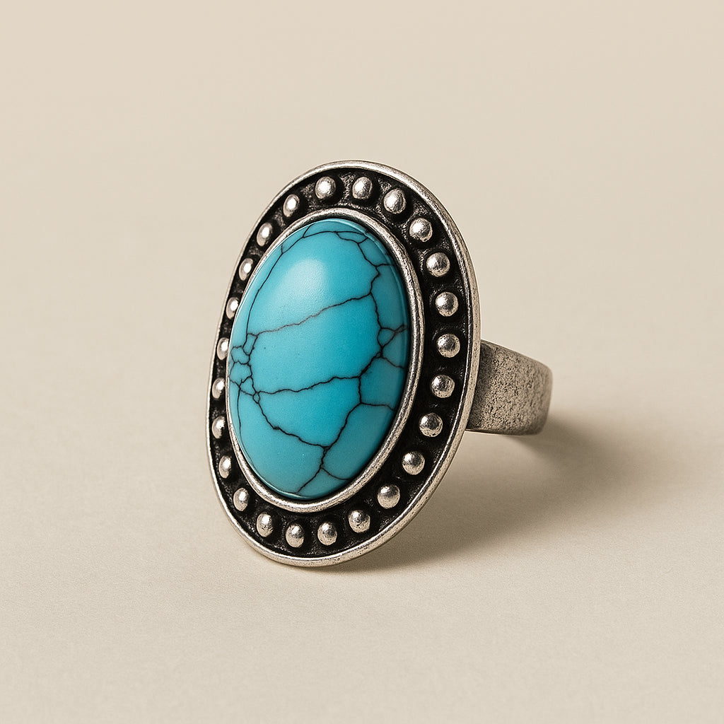 Boho ring met ovale turkoois steen en zilverkleurige omlijsting met bolpatroon – productfoto