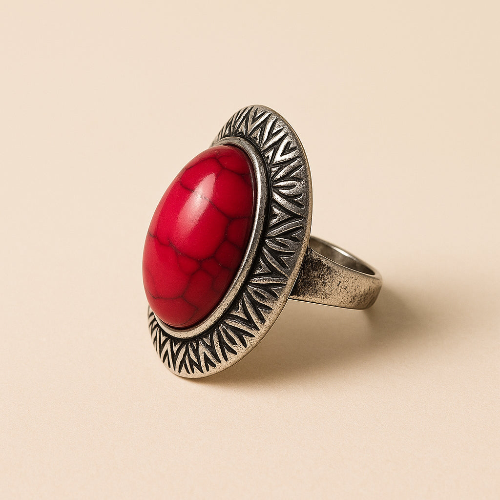 Boho ring met rode steen – zijaanzicht van vintage zilverkleurig design, Menikleding collectie.