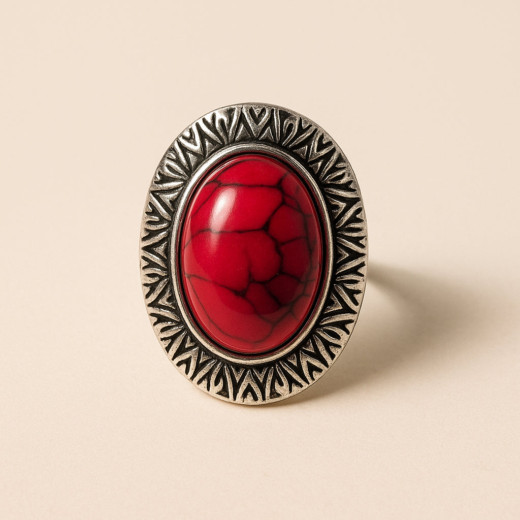 Bohemian ring met rode steen in vintage zilverkleurige omlijsting – voorkant, productfoto Menikleding.