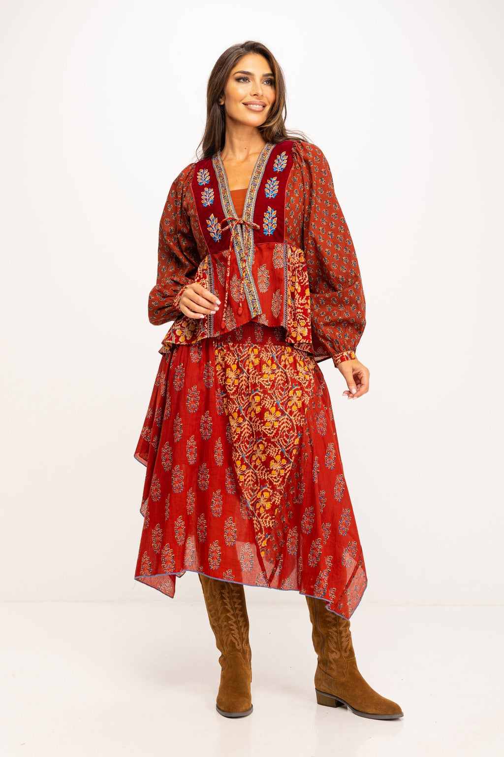 Complete boho look met rode asymmetrische rok en bijpassende blouse – styling inspiratie.