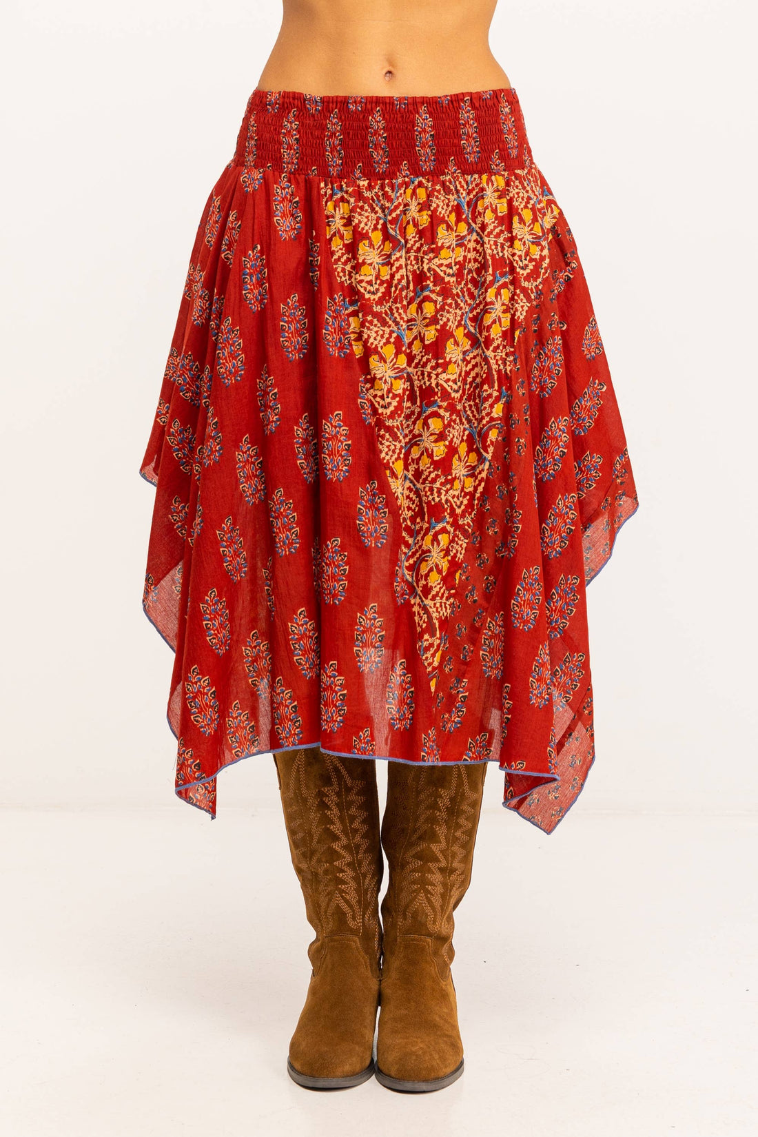 Boho rok in rood met asymmetrische handblockprint en elastische taille – voorkant.
