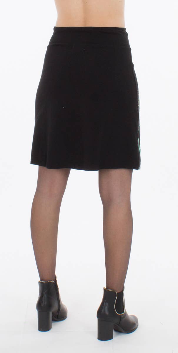 Achterkant van effen zwarte boho rok – comfortabel model.