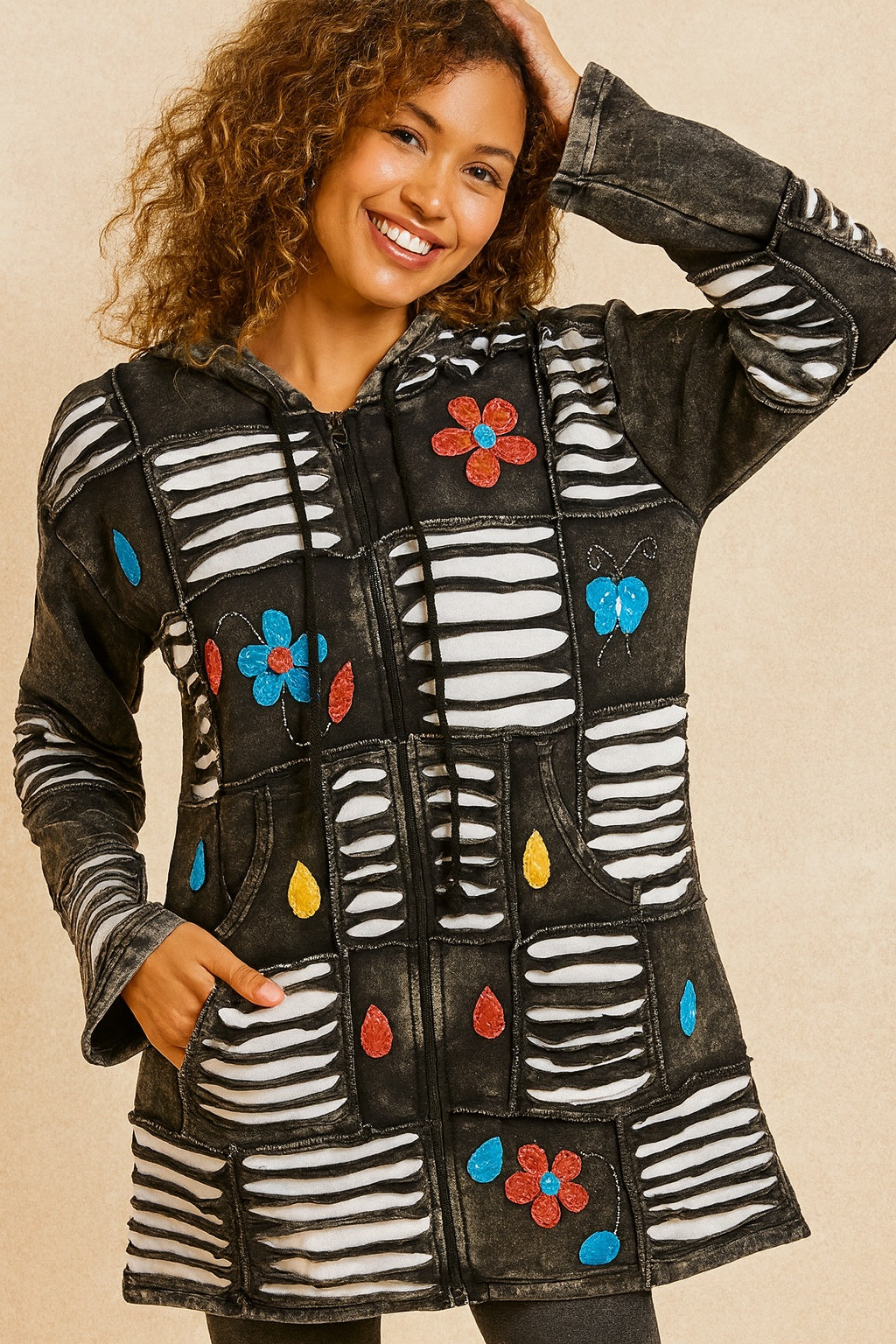 Dames boho spijkerjas met capuchon, kleurrijke bloemen en uitgesneden patronen aan de voorkant.