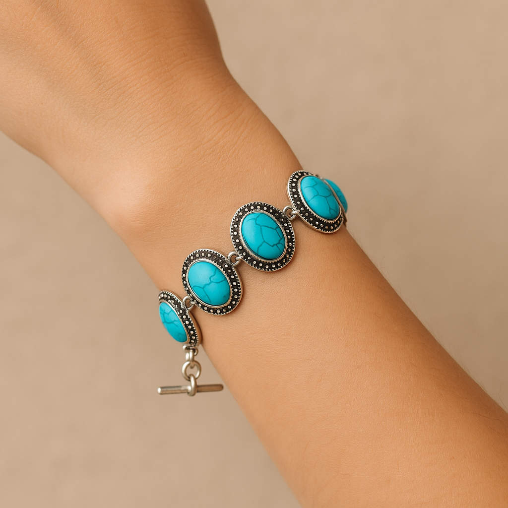 Model draagt zilverkleurige boho armband met turquoise ovale stenen – handgemaakte bohemian accessoire