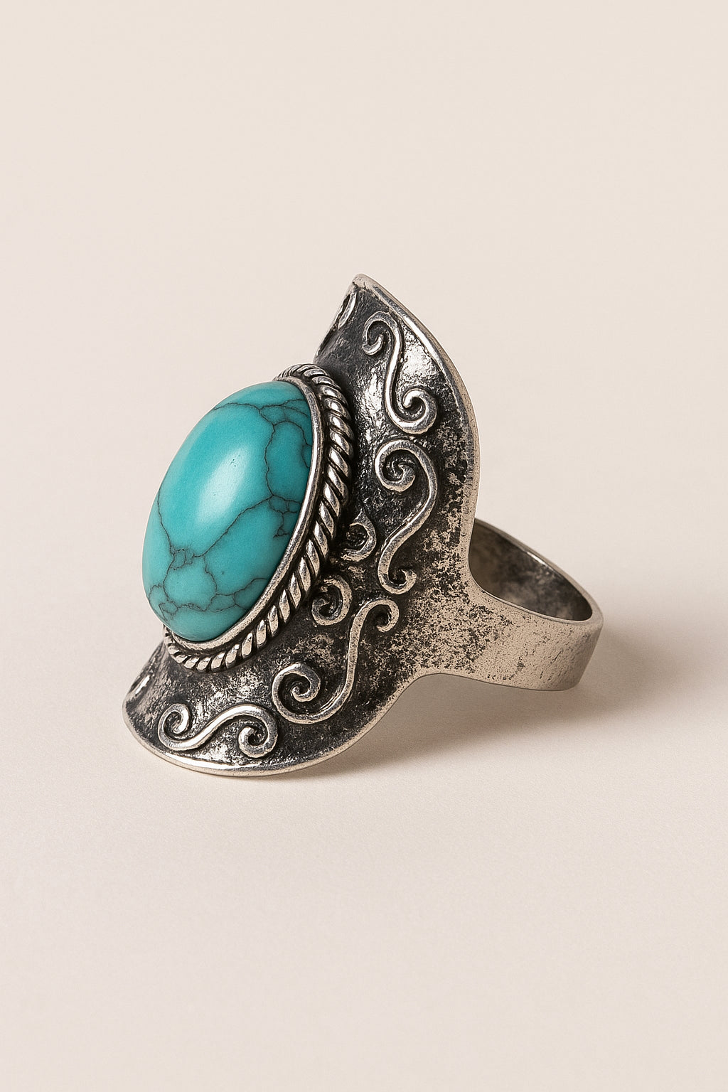 Boho ring met ovale turquoise steen – zijaanzicht met gedetailleerde zilverkleurige setting.
