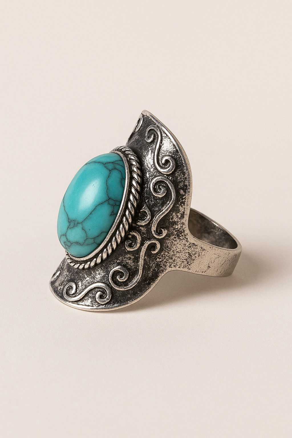 Boho ring met ovale turquoise steen – zijaanzicht met gedetailleerde zilverkleurige setting.
