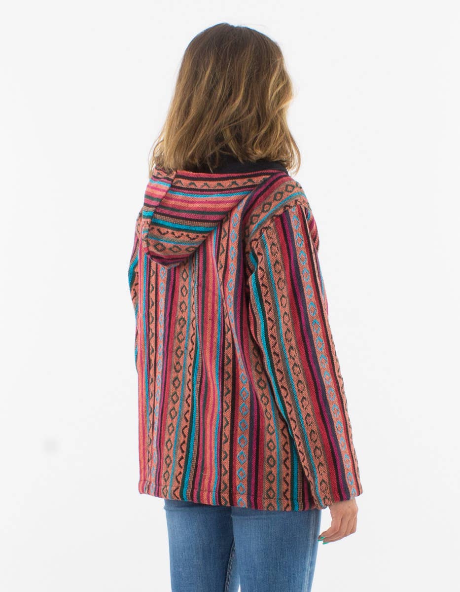 Achterzijde van gestreept boho vest met capuchon in multicolor katoen – model draagt het vest relaxed – Menikleding.