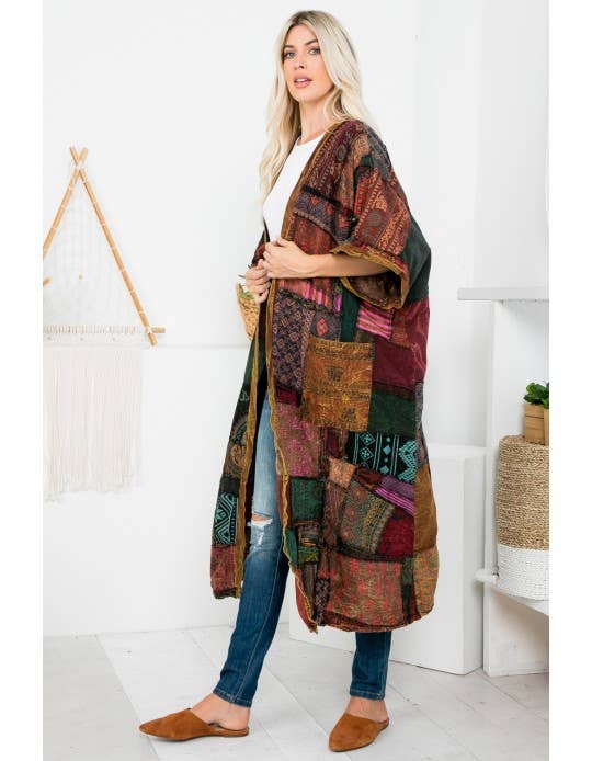 Model draagt lang boho patchwork vest in warme aardetinten, handgemaakt in Nepal – Menikleding