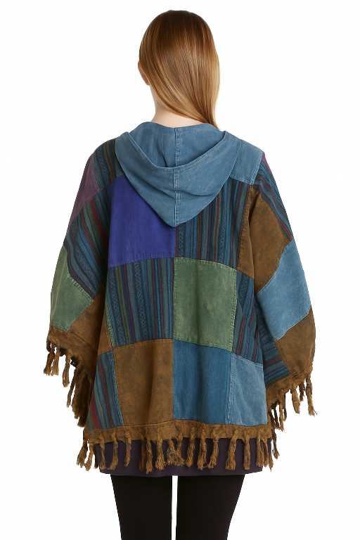 Achterkant patchwork poncho zonder capuchon – boho stijl – unieke kleuren en franjes – Menikleding