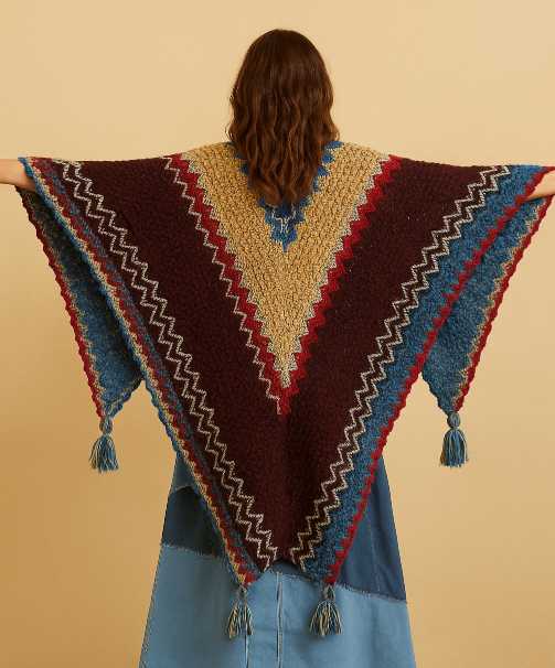 Boho omslagdoek met V-vorm patroon in rood, blauw en beige – vrouwelijk model toont achterkant – Menikleding.nl