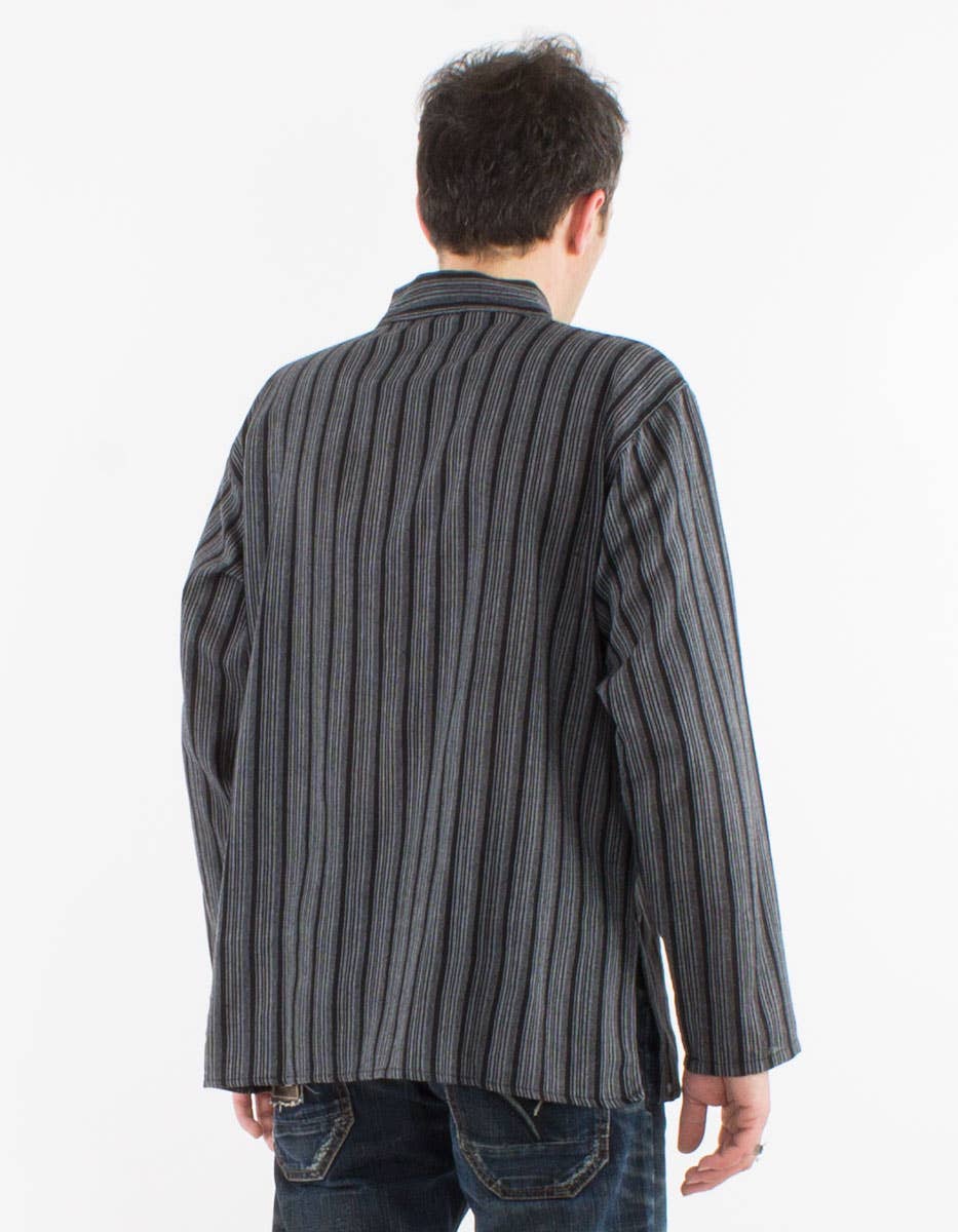 Achterzijde van donker gestreept heren boho shirt van katoen.