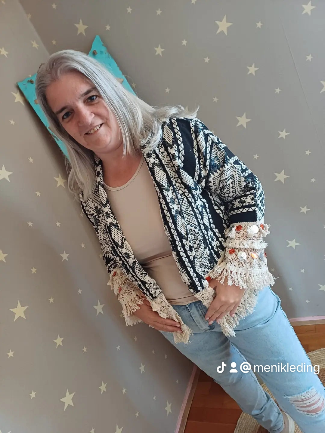 Boho Ibiza jasje met franjes en spiegeltjes, gedragen als casual outfit.
